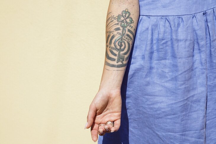 Нательные рисунки: татуировки артистки Mari Mirai