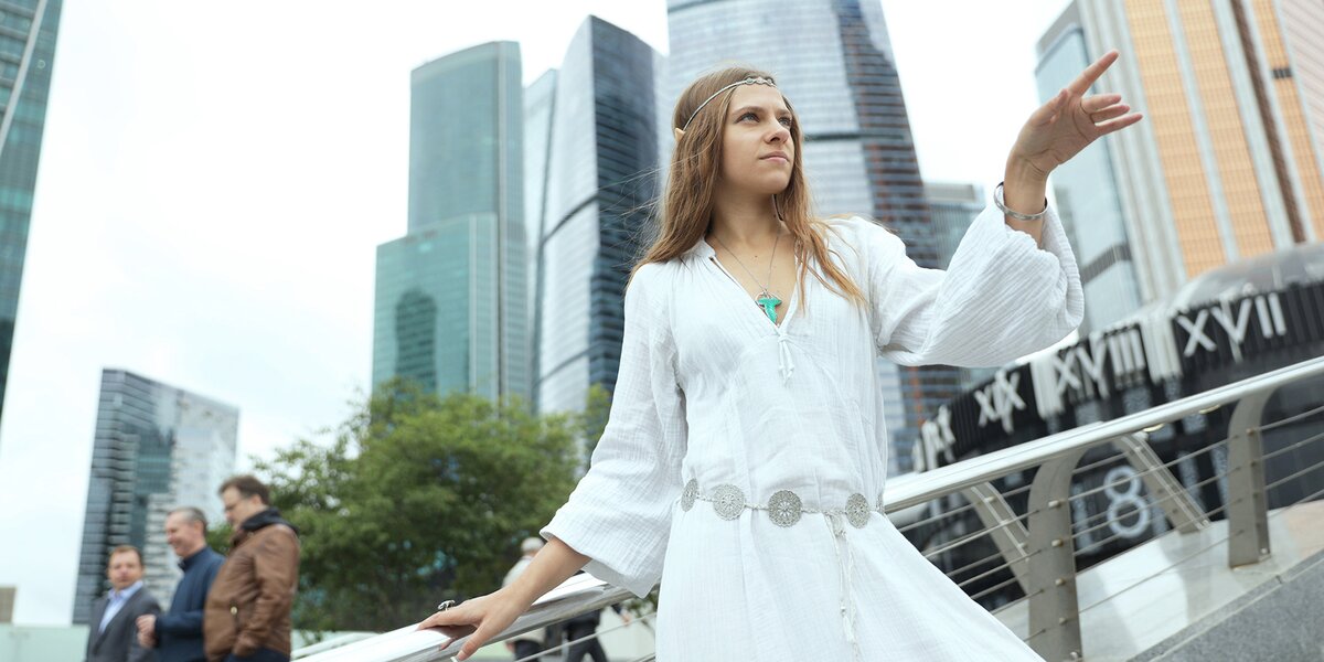 К выходу «Властелина колец: Кольца власти» прошлись с косплеершей Галадриэль по Москве