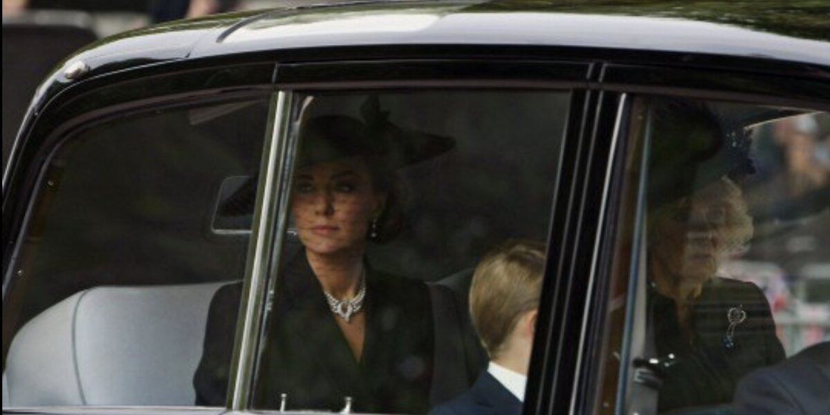 Кейт Миддлтон появилась на похоронах Елизаветы II в ее жемчужных украшениях