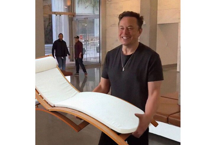 Илон Маск принес раковину в офис Twitter. Пофантазировали, что еще можно взять на работу