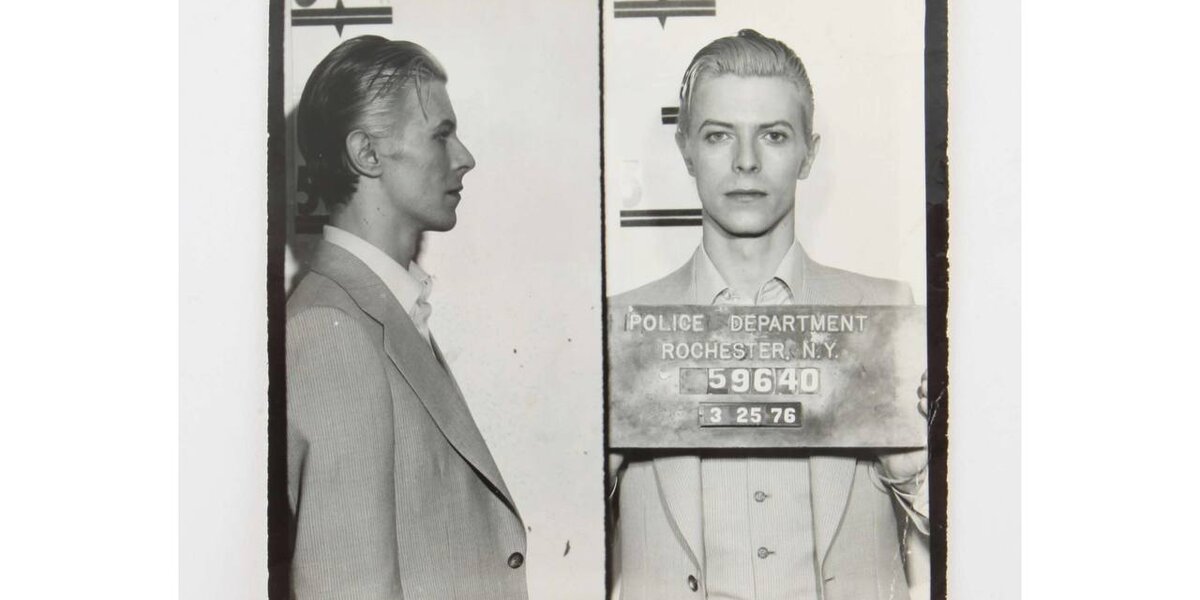 Фотографию Дэвида Боуи, сделанную после его ареста в 1976 году, выставили на аукцион