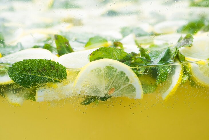 Домашний «Дюшес» и огуречный смузи: рецепты летних напитков от звезд