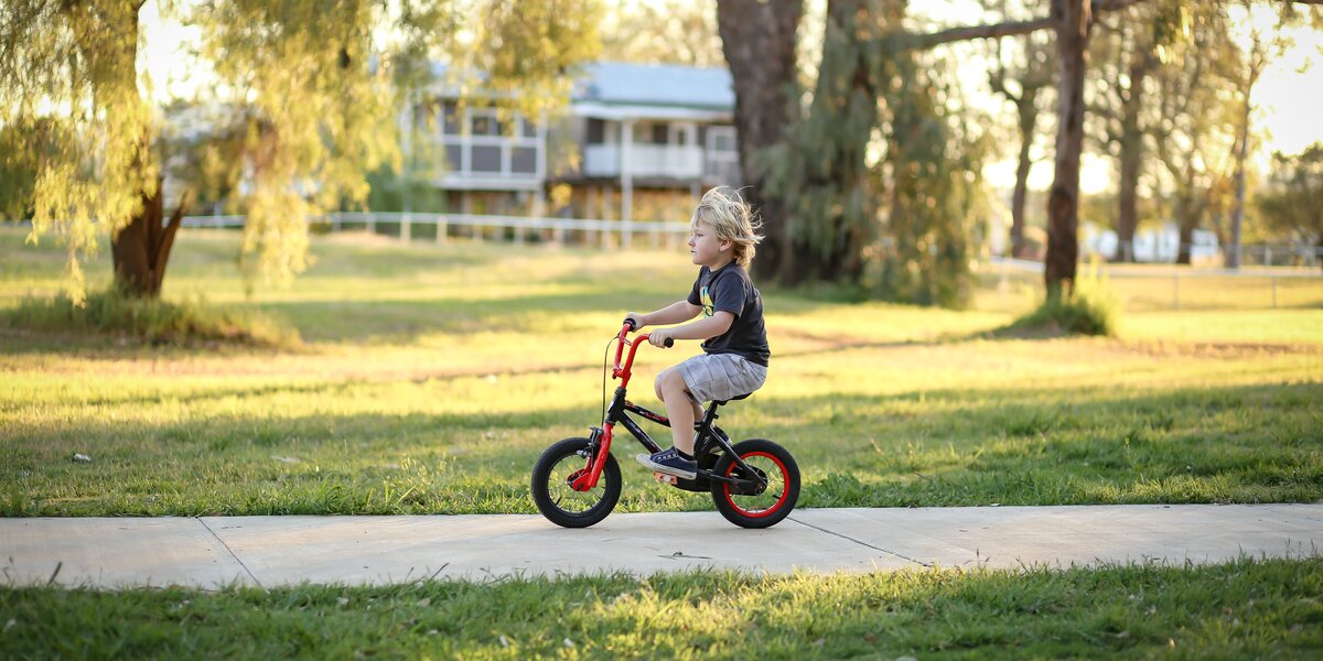 Советы родителям: как научить ребенка кататься на велосипеде